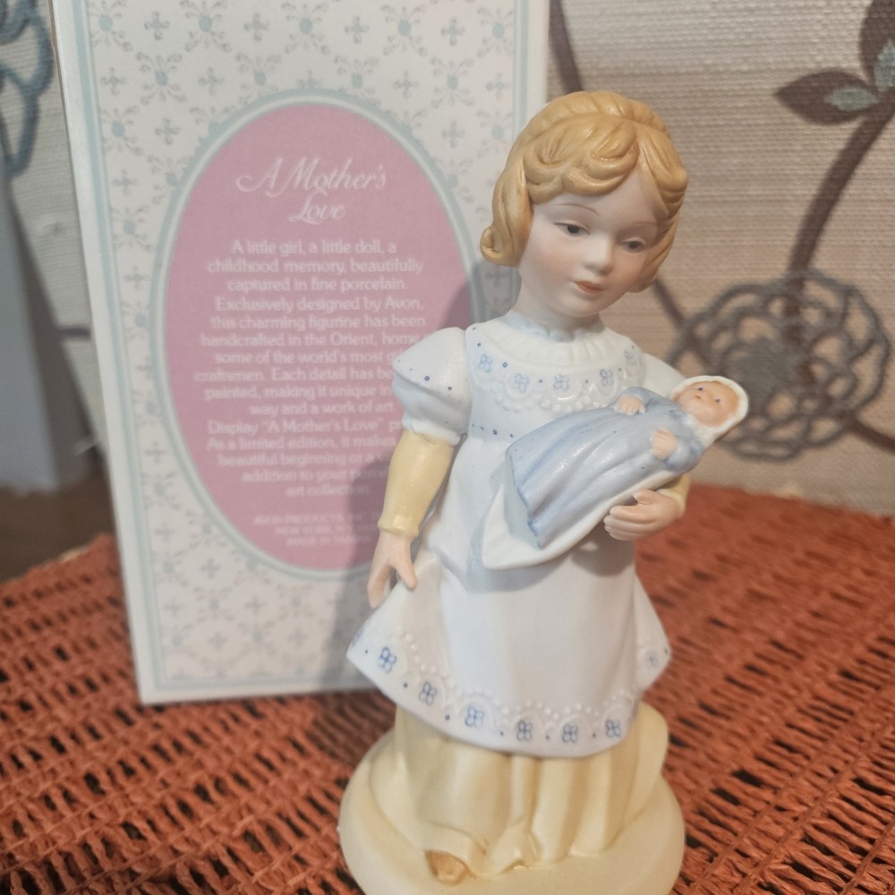 Avon 1981 Porcelain‎ Figurine "A Mother's Love" 5.75 Inches